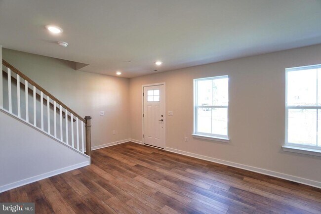 Building Photo - 4823 Lincoln Aly