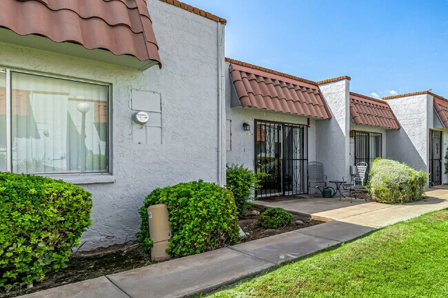 Building Photo - "Charming 1-Bedroom Townhouse in Phoenix –...