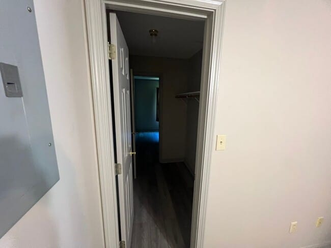 Building Photo - 3 bed 1 bath with huge backyard