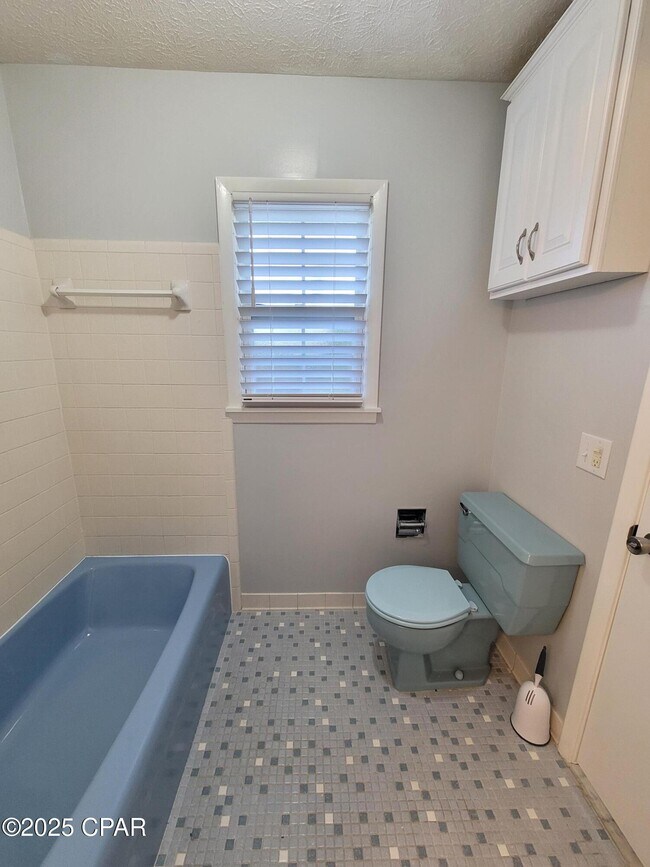 Building Photo - 2512 W 27th St