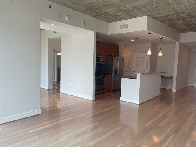 Building Photo - Gorgeous Condo @ Midtown Plaza 1B/1B In Am...