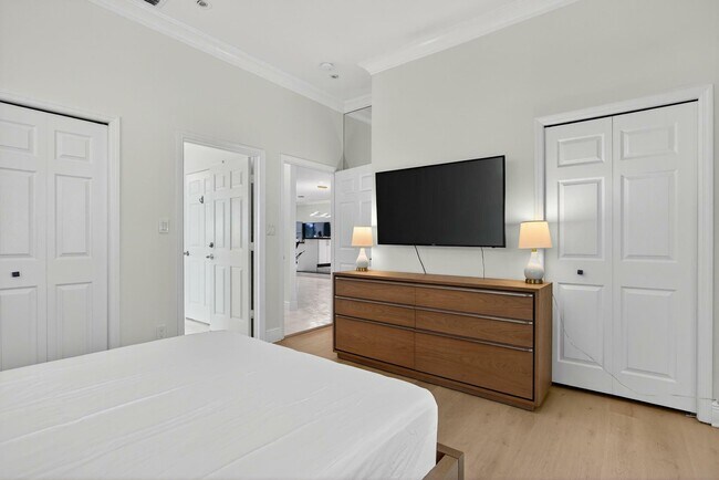 Building Photo - 513 S Riverside Dr