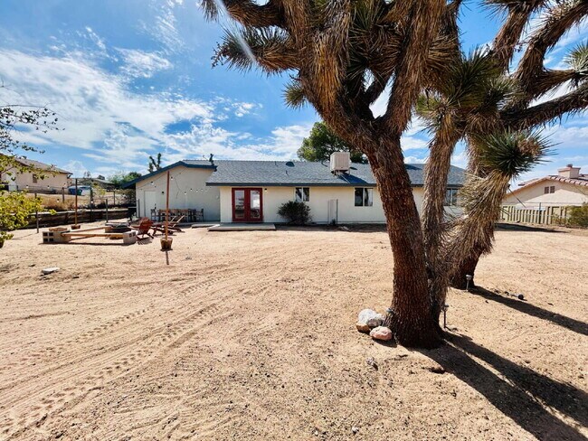 Building Photo - Beautiful 4 Bedroom House for rent in South Joshua Tree
