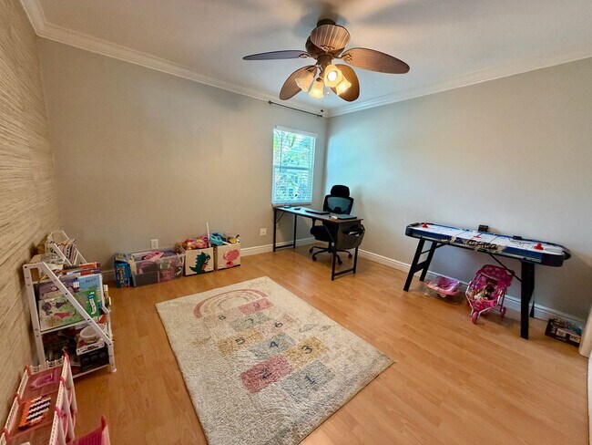 Building Photo - Updated 3 Bed 2.5 Bath Townhouse - SoHo / Hyde Park Area