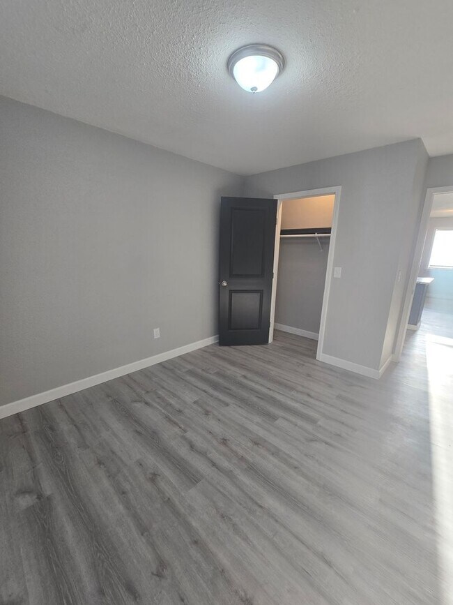 Building Photo - 2 Bedroom , 1 Bathroom Apartment!