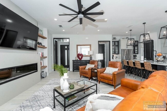 Building Photo - 100 Torrey Pines Dr