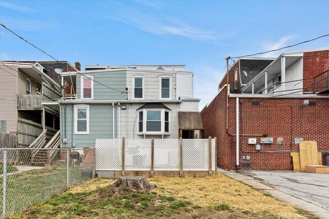 Building Photo - 1020 N George St