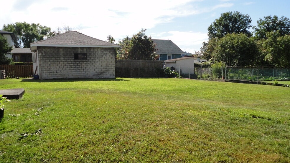 Building Photo - 353 Demain Ave