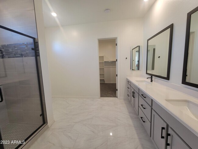 Building Photo - 240 E Shamrock Dr