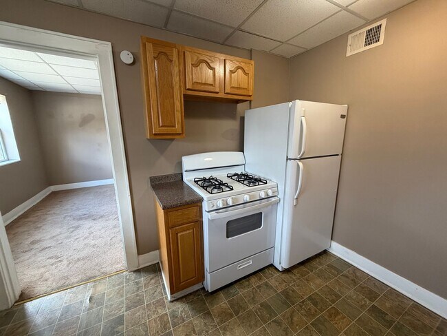 Building Photo - North of Downtown Akron: Updated 1BR with Tall Ceilings & Natural Light
