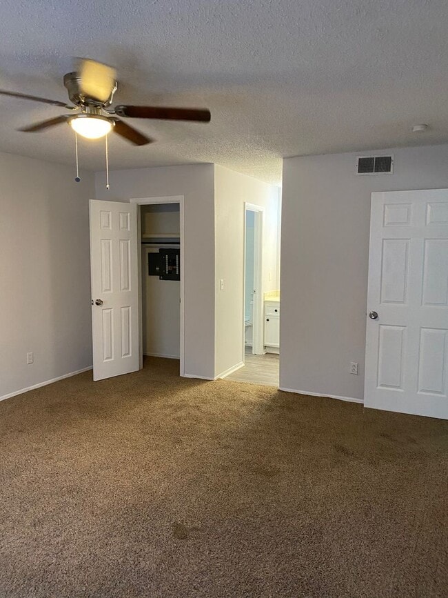 Building Photo - Spacious 4 Bedroom, 2 Bathroom over 1700 sqft. Duplex in Westridge!