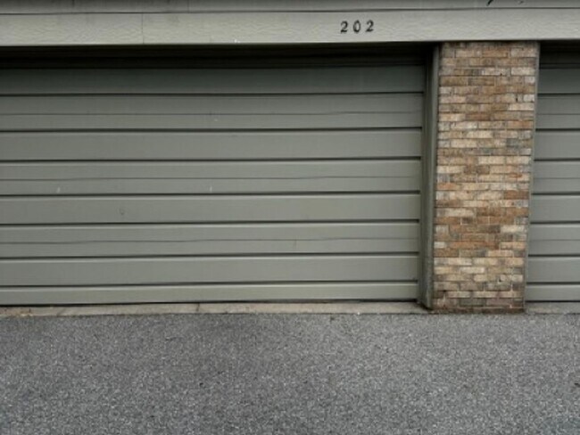 Building Photo - 3 Bedroom Condo in Southfield