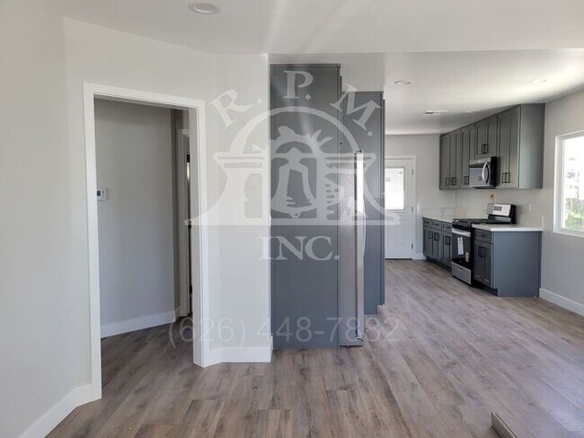 Building Photo - Modern 3 Bedroom Front House