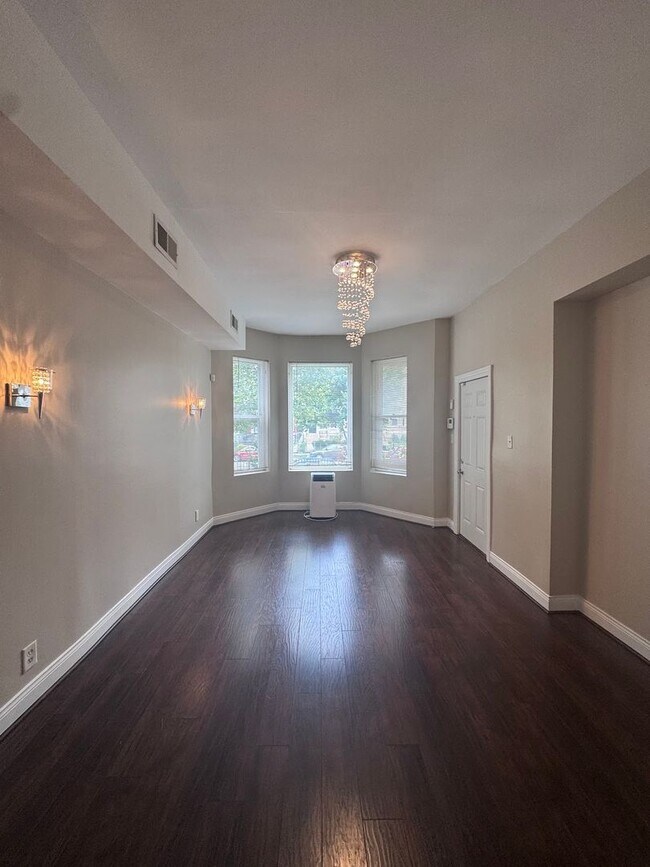 Building Photo - Beautiful 2-Bedroom 1-bath Graystone Apart...