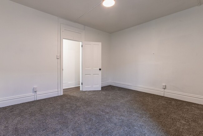 Building Photo - 747 E Warrington Ave