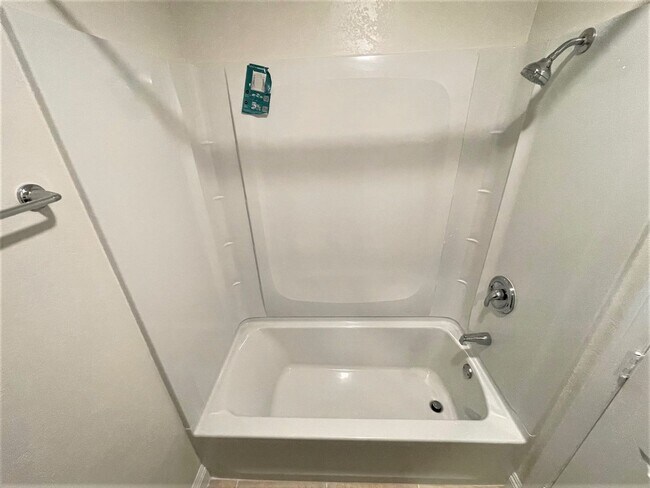 Building Photo - COSTA MESA 4BR/3BA TOWNHOME READY FOR MID-JULY OCCUPANCY