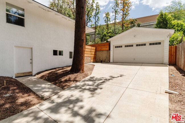 Building Photo - 15514 Del Gado Dr