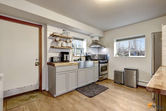 Building Photo - Fully Furnished 3BR Home | Utilities Included | Prime Downtown Location