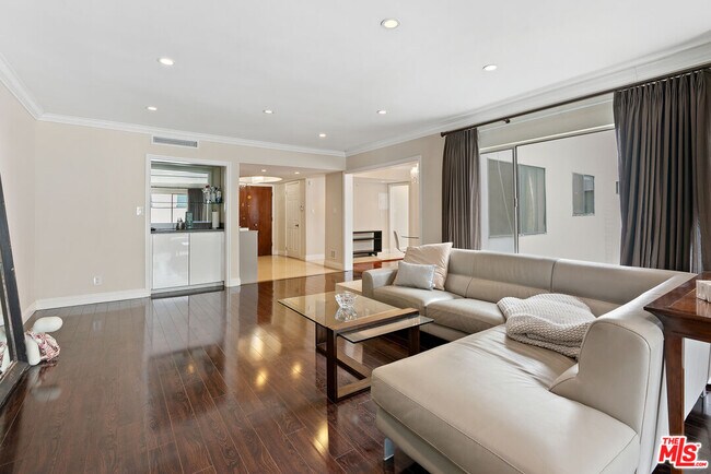 Building Photo - 419 N Oakhurst Dr
