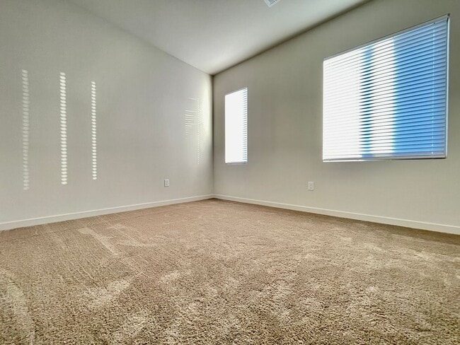 Building Photo - MOUNTAIN VIEWS, Gently lived in 4 bedroom 2.5 Bathrooms with Loft, home is a Must See!