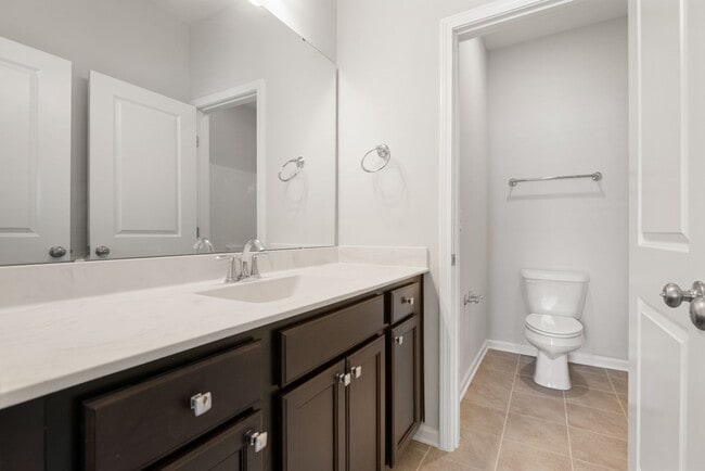 Building Photo - 3 Bed 2.5 Bath End Unit at Winsford At the Park!