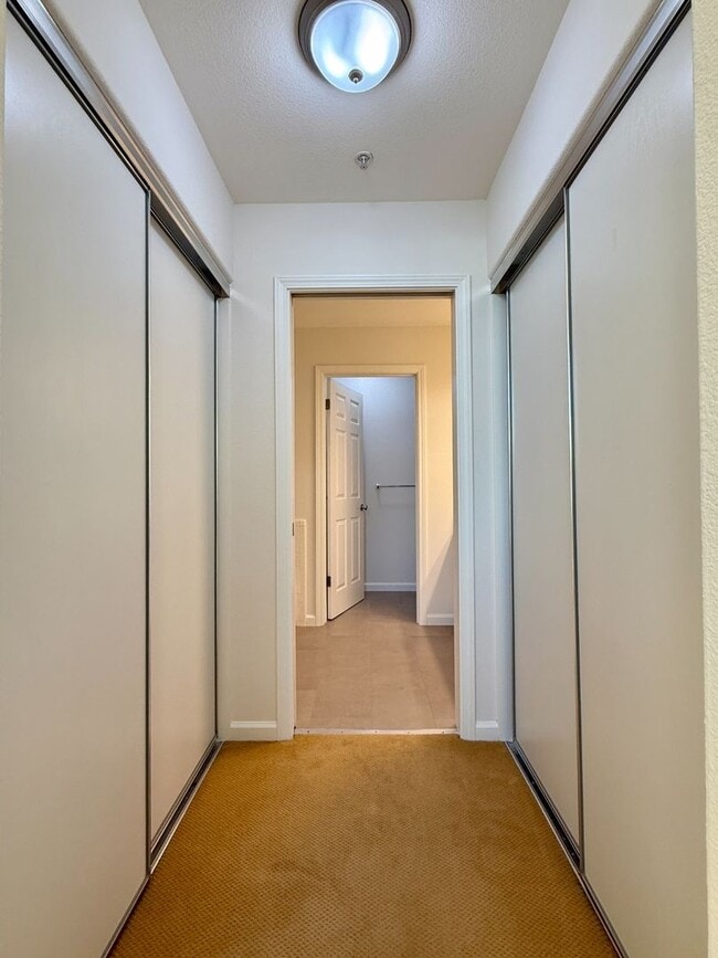 Building Photo - Gorgeous 3 bedroom, 2 and a half bathroom townhome in Hamilton Field for rent!