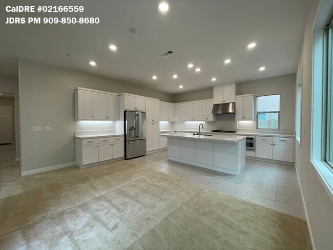 Building Photo - Lake Forest 3 Bedroom Home