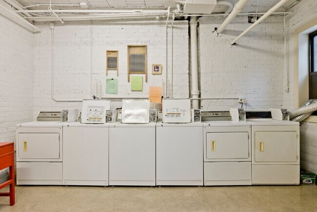 Building Photo - 1824 N Lincoln Park W