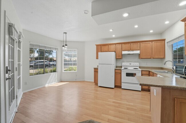 Building Photo - Spacious 3 Bed/2 Bath Home in Lush Crestvi...