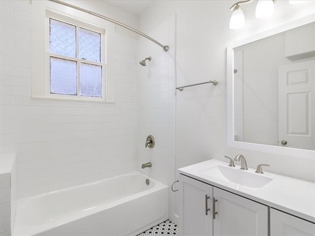 Building Photo - 325 N Bernadotte St