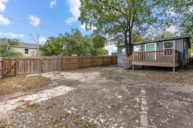 Building Photo - 204 Lessin Ln