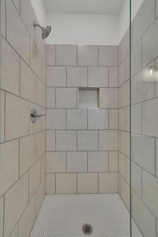 Building Photo - Spacious 3 Bedroom House with Primary Suite on Main Level