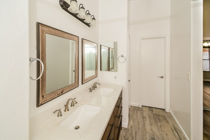 Building Photo - 2717 S Ananea