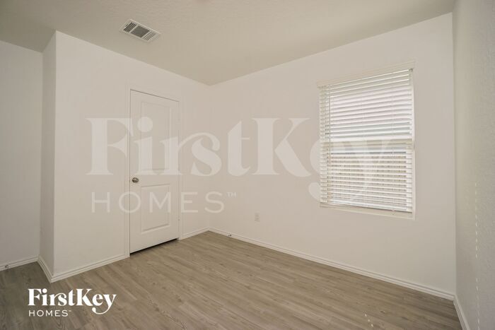 Building Photo - 2428 Lake Hls