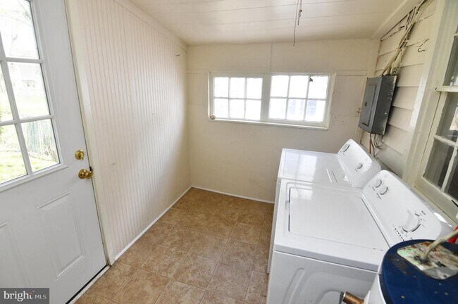 Building Photo - 122 E Monmouth St