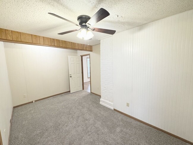 Building Photo - short term lease available