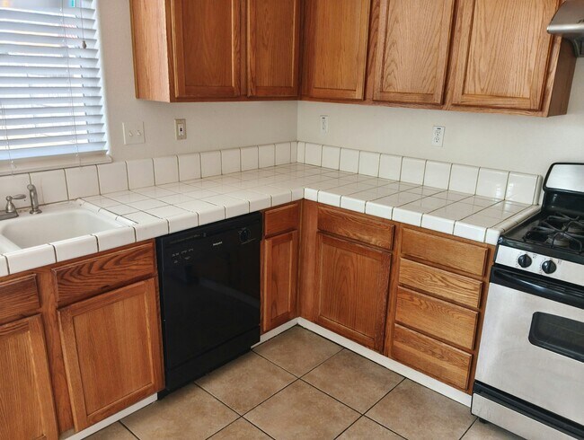 Building Photo - 5929 Tangerine Ave