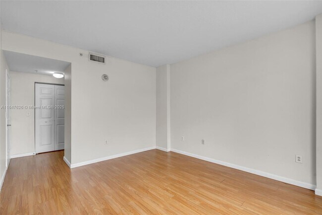 Building Photo - 215 SW 42nd Ave