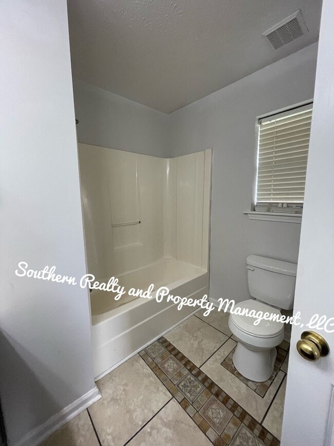 Building Photo - Make this your home!