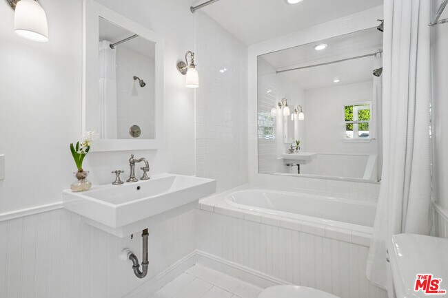 Building Photo - 8050 Mulholland Dr