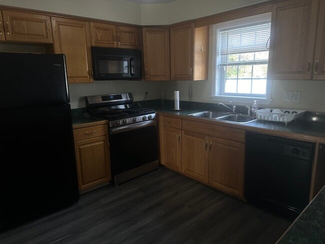 Kitchen with full appliances - 209 Wilmer St