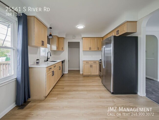 Building Photo - 25561 S River Rd
