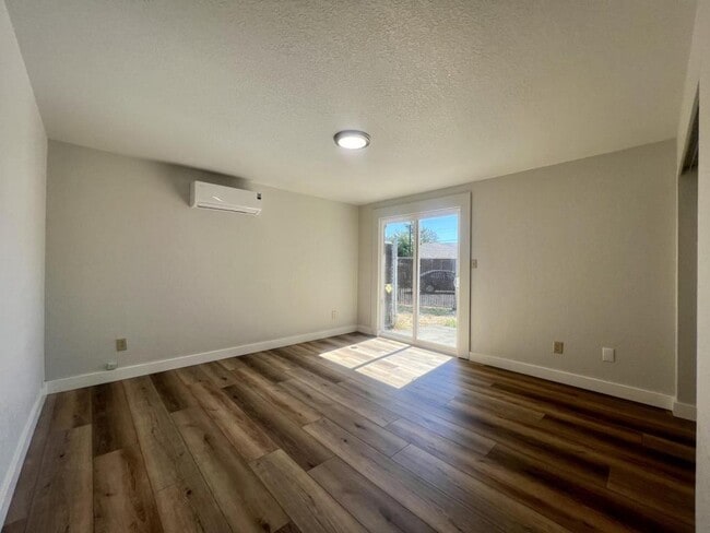 Building Photo - 1317 SE M St