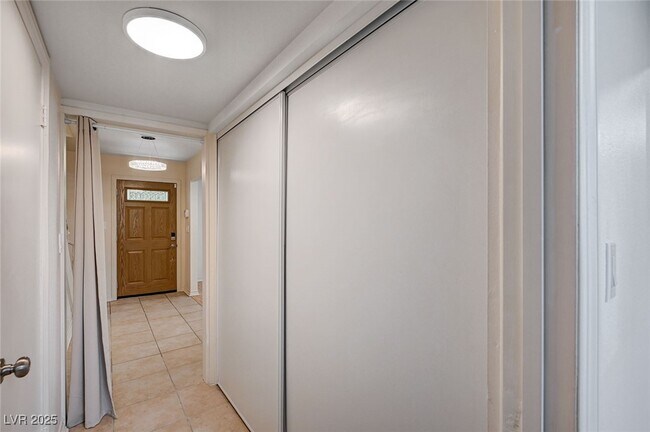 Building Photo - 578 Tam O Shanter