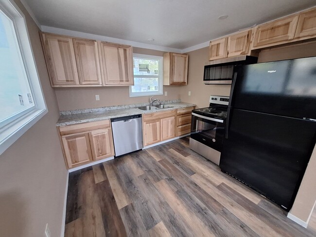 Primary Photo - Newly Renovated 2 bedroom, 1 bathroom dupl...