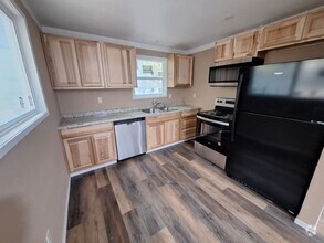 Building Photo - Newly Renovated 2 bedroom, 1 bathroom dupl...