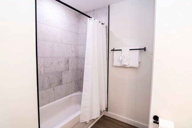 Building Photo - Spacious Fully Furnished 3BR/3BA home in a...