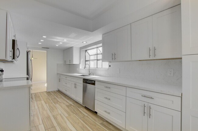 Building Photo - 6740 Lago Vista Terrace