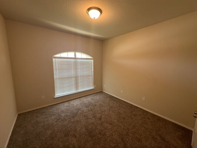 Building Photo - AVAILABLE NOW !