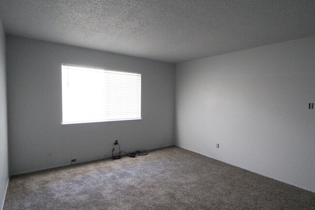 Building Photo - 2 Bedroom near Champion Golf Course!